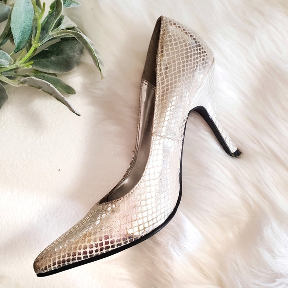 RAMPAGE Silver Classic Pump "Nicki" Sz 6 Excellent - Picture 3 of 14